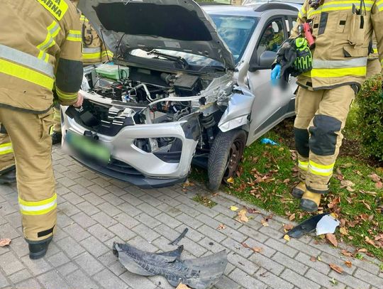 na zdjęciu Samochód po kolizji na ulicy Prudnickiej między Krapkowicami a Steblowem – uderzenie w słup, brak rannych