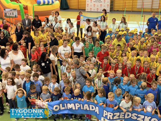 Przedszkolaki z gmin Gogolin i Walce podczas sportowej zabawy na hali Blautów w Gogolinie.