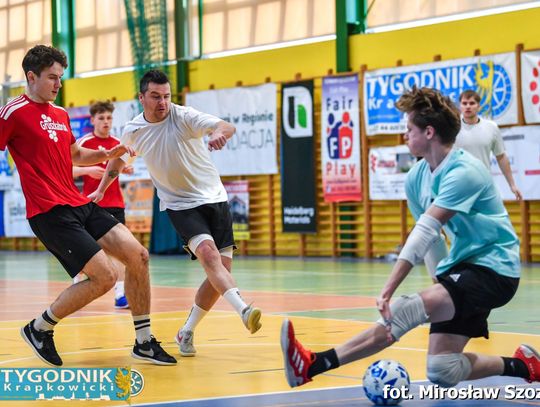 Mecz Ligi Futsalu Tygodnika – zawodnicy walczą o piłkę, emocje na trybunach hali sportowej