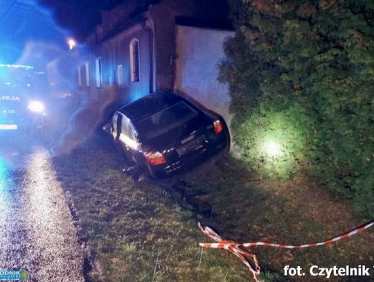 Na zdjęciu Rozbite samochody marki Audi po nocnym wypadku na ulicy Szkolnej w Dziedzicach
