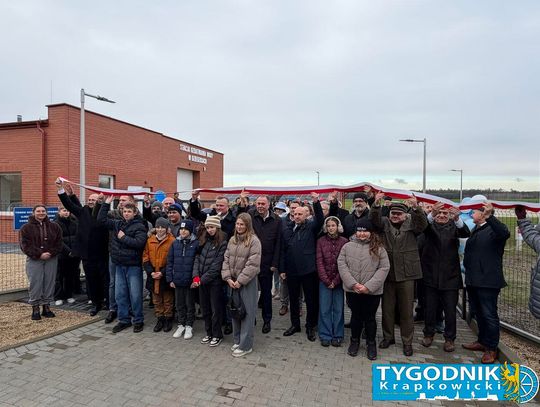 Nowoczesna stacja uzdatniania wody w Smolarni podczas ceremonii otwarcia z udziałem samorządowców.