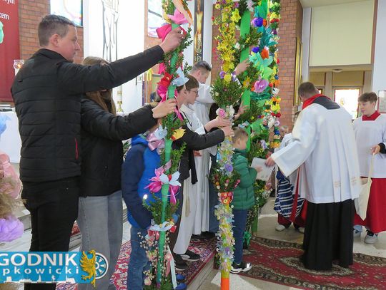 Wysokie palmy wielkanocne przygotowane przez mieszkańców podczas konkursu w Żywocicach w Niedzielę Palmową