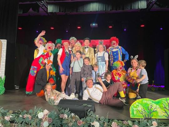 Nauczyciele i rodzice na scenie podczas spektaklu Pinokio w Gogolinie, występ dla dzieci i mieszkańców.