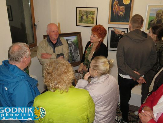 Obrazy Czesławy Szlązak prezentowane podczas wernisażu wystawy „Pod strzechą malowane” w Galerii Studnia w Krapkowicach