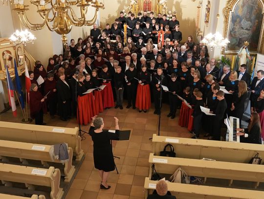 Chóry z Polski i Czech podczas wspólnego wykonania pieśni „Czarna Madonna” w kościele w Brożcu