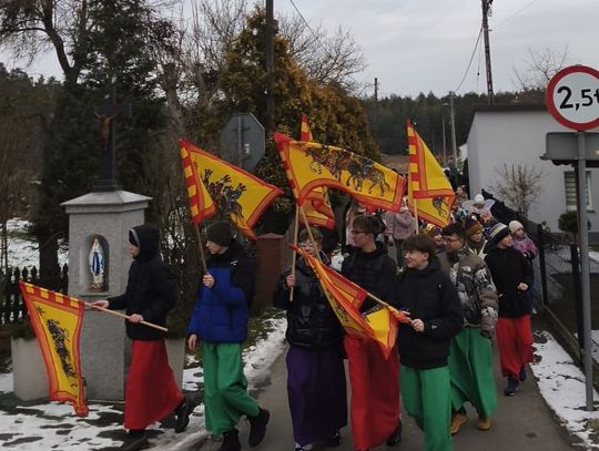 Orszak Trzech Króli ulicami Górażdży z udziałem rodzin i dzieci