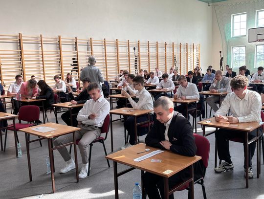 Uczniowie ZSZ w Krapkowicach przed wejściem na egzamin maturalny