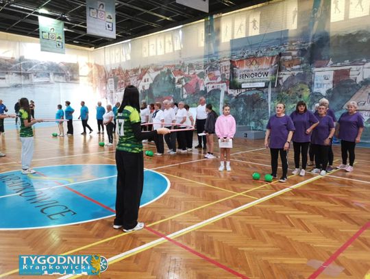 Na zdjęciu Seniorzy rywalizują w konkurencjach sportowych podczas Senioriady 2025 w Otmęcie