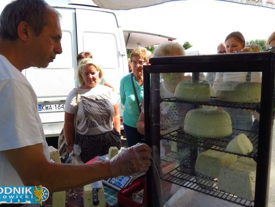 Stoiska z lokalnymi produktami na Straganku w Krapkowicach – sery, przetwory i wypieki