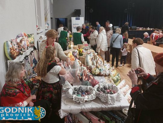 Tradycyjny stół wielkanocny w Walcach z potrawami, pisankami i świątecznymi dekoracjami.