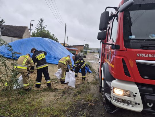 [ZDJĘCIA] Strażacy i służby mają pełne ręce roboty: powiat zabezpiecza się przed ulewami