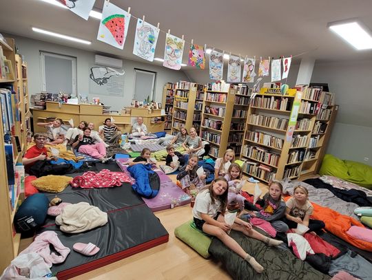 Na zdjęciu Dzieci podczas piżama party w bibliotece w Strzeleczkach – noc pełna książek i zabawy