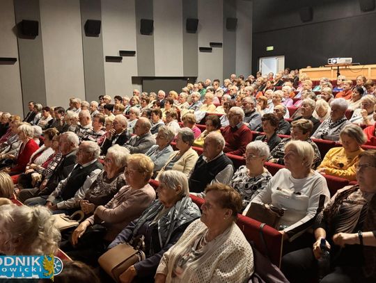 na zdjęciu Seniorzy uczestniczący w obchodach Światowego Miesiąca Seniora w Krapkowickim Domu Kultury.jpeg