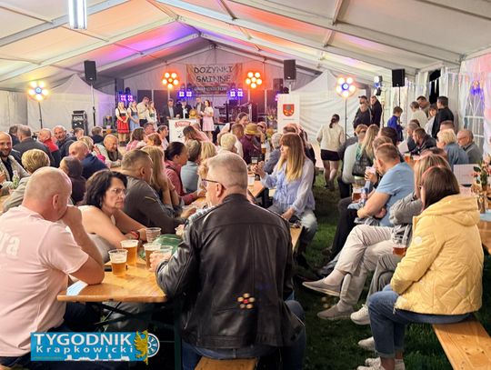 Odszpuntowanie pierwszej beczki podczas Oktoberfestu rozpoczynającego dożynki w Mosznej