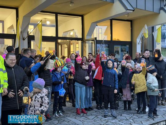 Na zdjęciu Pochód mieszkańców Górażdży z latarenkami i postacią Świętego Marcina na koniu podczas obchodów 11 listopada 2025.