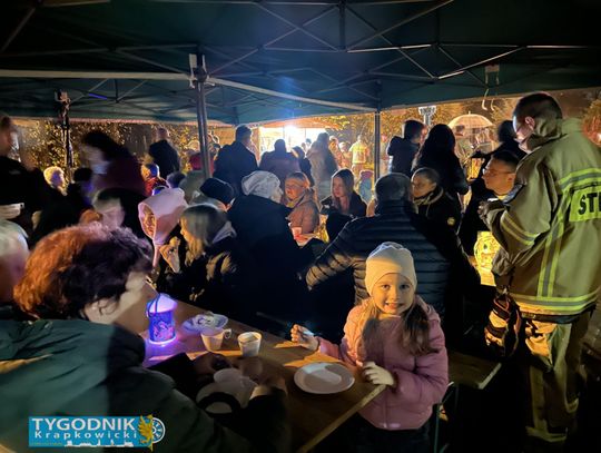 nA ZDJĘCIU mieszkańcy ze św. Marcinem na koniu podczas obchodów w Choruli – mieszkańcy z lampionami świętują wspólnie przy ognisku.