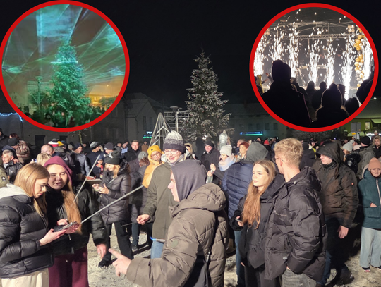 Sylwester na Rynku w Strzeleczkach – tłumy mieszkańców, scena, lasery i wspólne powitanie Nowego Roku