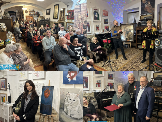 nA ZDJĘCIU Wernisaż Stowarzyszenia Twórców i Artystów Pasja w Galerii Studnia w Krapkowicach – mieszkańcy oglądający lokalną sztukę