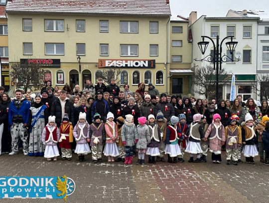 Maturzyści z Krapkowic i Zdzieszowic tańczący poloneza na Rynku w Krapkowicach podczas wydarzenia przed maturą 2026. Polonez Tygodnik Krapkowicki Powiat Krapkowicki