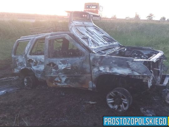Toyota spłonęła na poboczu autostrady A4 nocą, akcja gaśnicza straży pożarnej