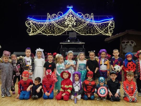 Trzy bale przedszkolaka w Gogolinie. Karnawałowa zabawa, kolorowe stroje i słodkie niespodzianki dla najmłodszych.