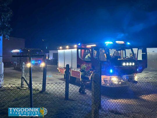 Na zdjęciu Strażacy OSP Odrowąż i JRG Krapkowice podczas interwencji przy wycieku gazu w bloku w Choruli