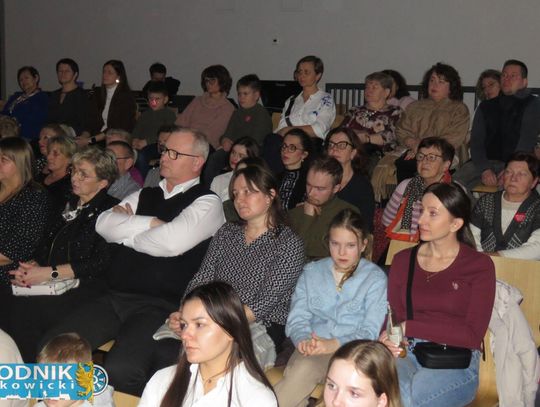 Koncert noworoczny w Centrum Kultury i Czytelnictwa w Walcach – Bialska Orkiestra Dęta, tancerze i publiczność Dominika Bassek Pani Prowadząca.