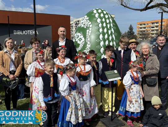 Wielkanocna kroszonka odsłonięta na placu przy bibliotece w Zdzieszowicach podczas wydarzenia z udziałem mieszkańców i zespołów folklorystycznych