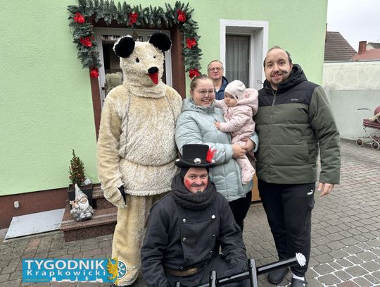 Korowód Wodzenia Niedźwiedzia przechodzący ulicami Dobrej w gminie Strzeleczki OSP Dobra