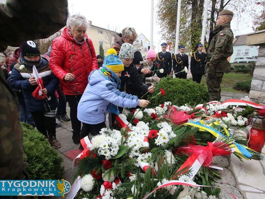 [ZDJĘCIA] Z hymnem w sercu i kwiatem w dłoni: krapkowickie obchody Święta Niepodległości!