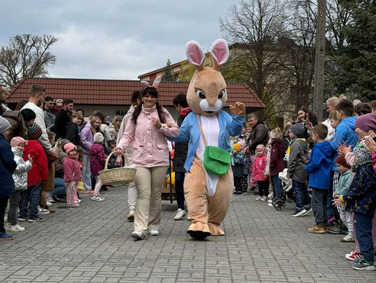 Dzieci odbierające wielkanocne paczki od Zajączka podczas wydarzenia w Kamieniu Śląskim organizowanego przez KGW Kamieńskie Babki