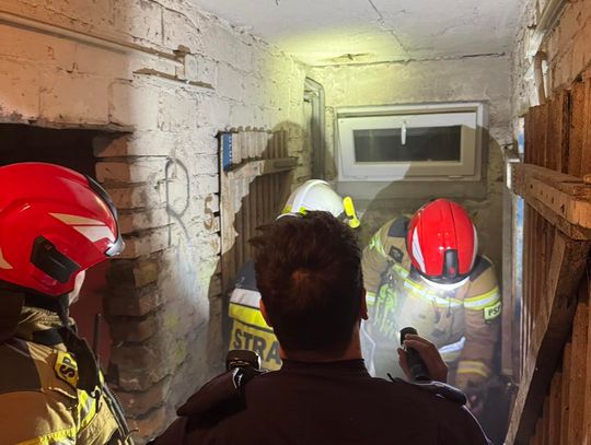 Strażacy OSP Żyrowa i PSP Krapkowice podczas nocnej interwencji przy zadymieniu budynku w Zdzieszowicach.