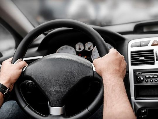 Kontrola drogowa policji w Zdzieszowicach – 19-latek prowadził Audi mimo sądowego zakazu prowadzenia pojazdów.