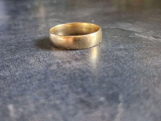 Złota obrączka zgubiona podczas spaceru w Krapkowicach na trasie między osiedlem XXX-lecia a Starostwem Powiatowym