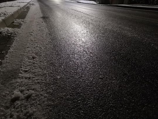 Zimowa aura dotarła do regionu. Na niektórych odcinkach dróg tworzy się „szklanka”