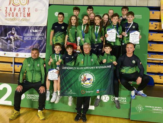 Młodzi zapaśnicy ZKS Gogolin pozują z medalami zdobytymi na Międzywojewódzkich Mistrzostwach Regionu B