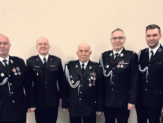Zmiana warty w szeregach krapkowickich strażaków. Honorowe tytuły dla zasłużonych druhów