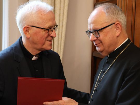 Biskup Andrzej Czaja dziękuje ks. Hubertowi Sklorzowi za proboszczowską posługę w Malni.