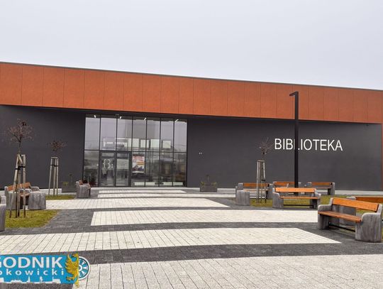 Uszkodzona elewacja budynku biblioteki w Zdzieszowicach. Policja zatrzymała dwóch mieszkańców podejrzanych o zniszczenie mienia publicznego.