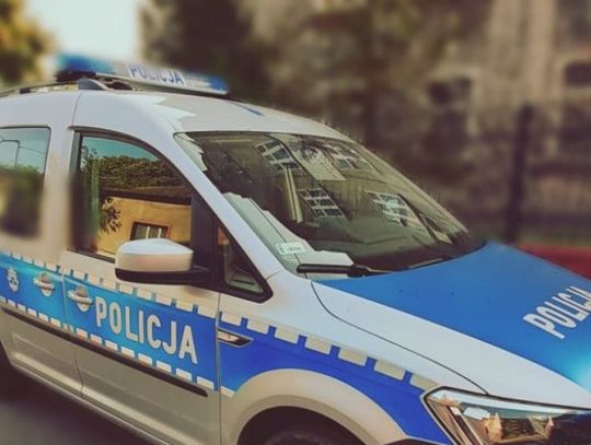 Telefon komórkowy i ekran bankowości internetowej – ilustracja oszustwa na pracownika banku.