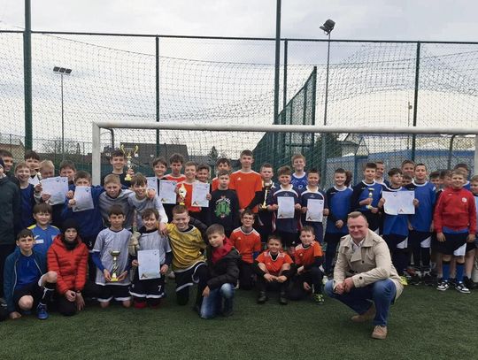 Młodzi piłkarze podczas Zawodów o Puchar Burmistrza Strzeleczek na boisku SP Strzeleczki