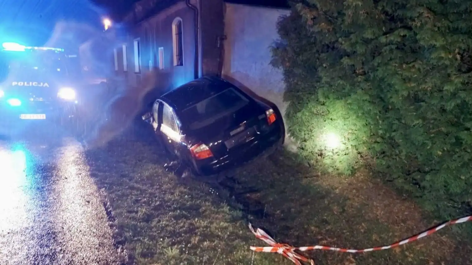ZDJĘCIA] Nocna ucieczka w Dziedzicach: Audi rozbite, kierowcy zniknęli w  tajemniczych okolicznościach