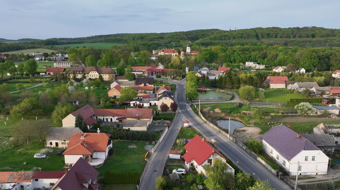 Pracownicy WiK Zdzieszowice przy infrastrukturze wodno‑kanalizacyjnej na terenie gminy