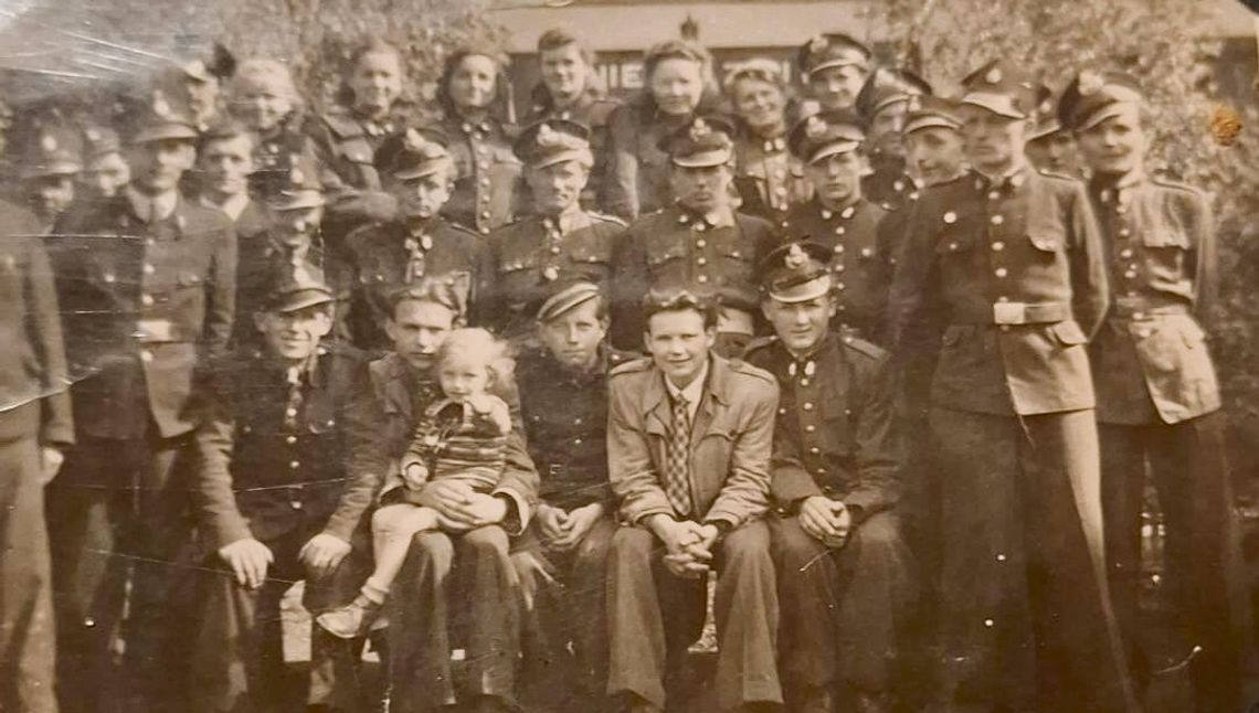 100‑lecie OSP Obrowiec. Od Związków Sikawkowych po nowoczesną jednostkę KSRG – niezwykła historia straży Historyczna fotografia strażaków z Obrowca w mundurach z lat 30. XX wieku