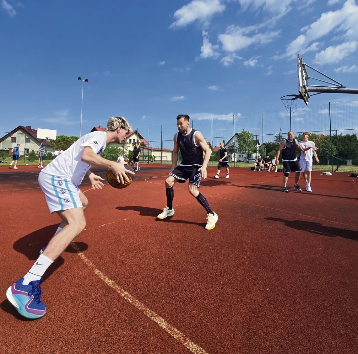 105 zawodników, 30 drużyn i wielkie emocje! Streetball Krapkowice 2026 przeszedł oczekiwania Zawodnicy rywalizujący w turnieju Streetball Krapkowice 2026 na boisku Orlik przy ul. Wrzosów.