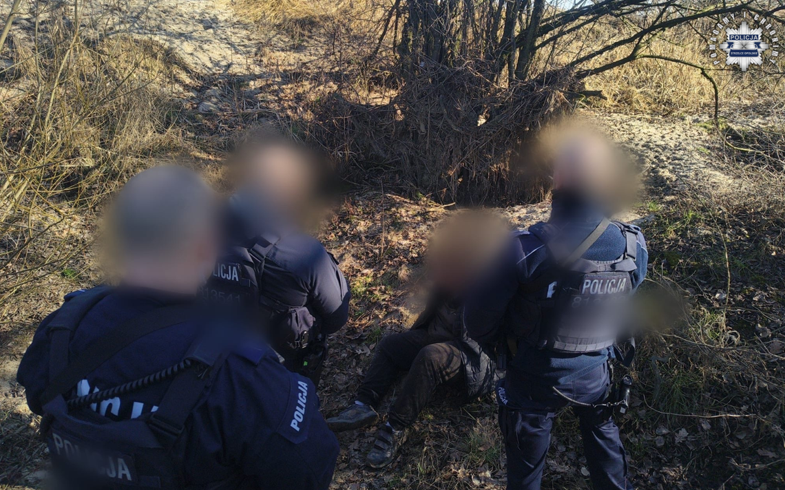 Policyjne działania podczas obławy za 17-latkiem podejrzanym o podwójne zabójstwo w Kadłubie. Zatrzymanie nastąpiło na terenie powiatu krapkowickiego.