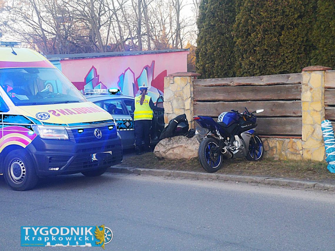 17-latek stracił panowanie nad Yamahą. Zdarzenie na osiedlu Sady w Otmęcie Motocykl marki Yamaha leżący na jezdni na osiedlu Sady w Otmęcie, obok ratownicy medyczni udzielający pomocy 17-latkowi