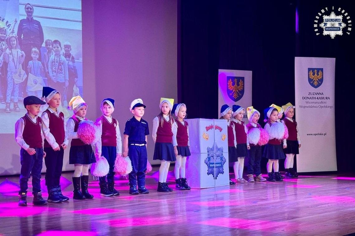 170 przedszkolaków z powiatu krapkowickiego uczyło się ratować życie. Wielki finał programu „Przedszkolak Ratuje” Na zdjęciu Przedszkolaki z powiatu krapkowickiego podczas finału programu „Przedszkolak Ratuje” w Krapkowickim Domu Kultury