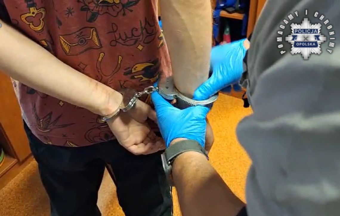 19-latek z dwoma zarzutami. Przyznał się do zabójstwa 49-latki. Prokuratura łączy go też z brutalnym atakiem w Opolu Policja i prokuratura prowadzą śledztwo w sprawie zabójstwa 49-letniej kobiety w Kędzierzynie-Koźlu, podejrzany 19-latek usłyszał dwa zarzuty