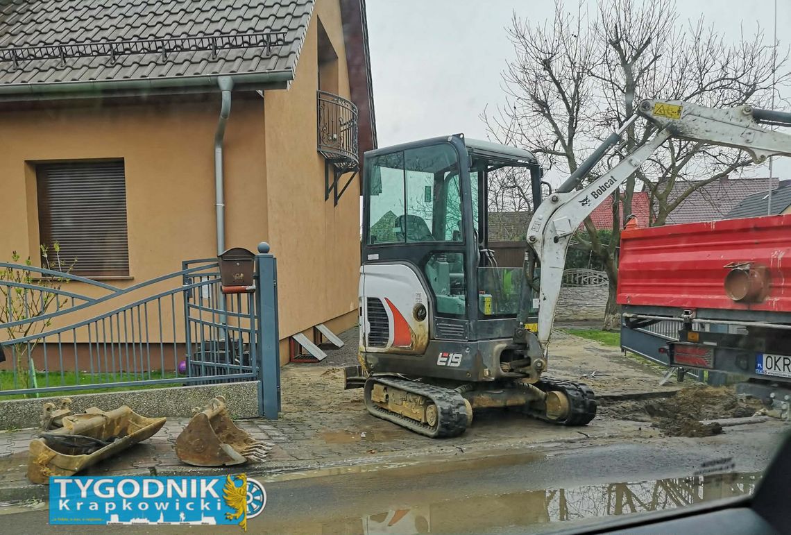 Awaria wodociągu na ulicy Kamiennej w Gogolinie – prace naprawcze na sieci wodociągowej powodujące brak wody w kilku ulicach miasta